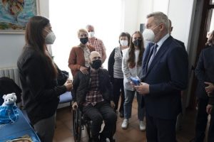Il Ministro della Difesa incontra un gruppo di profughi ucraini alla Scuola Specialisti A.M.