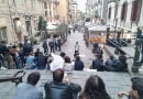 ‘Stand Up Napoli’ torna in piazza, questa volta a Soccavo
