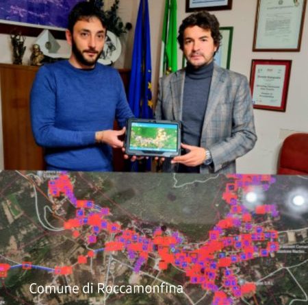 di pippo sx con sindaco montefusco dx e mappa della rete fibra a roccamonfina